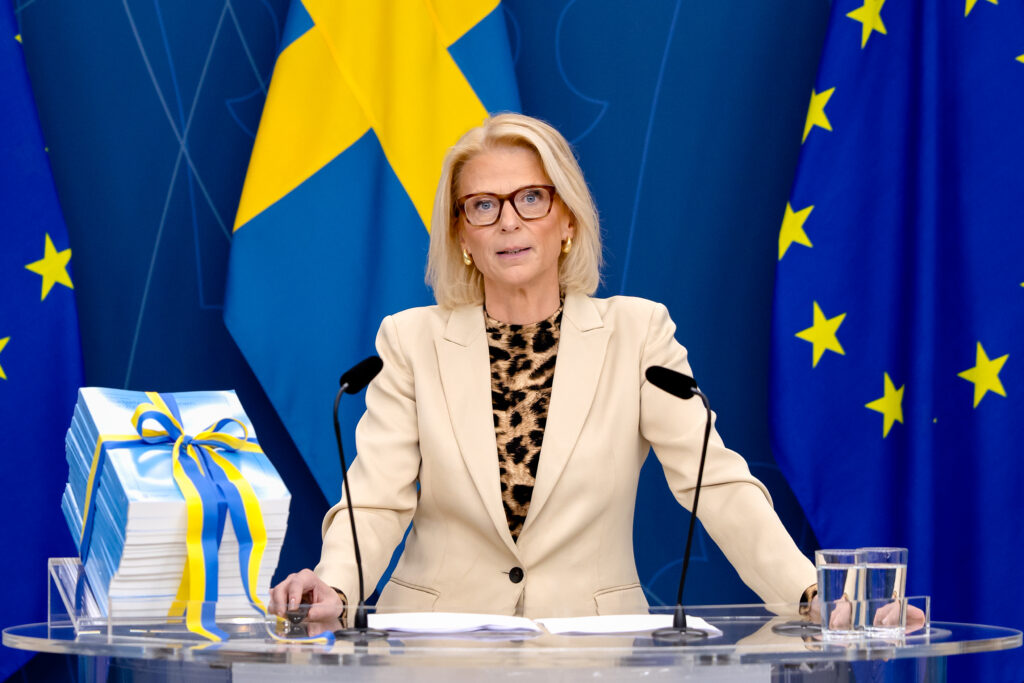 Finansminister Elisabeth Svantesson står bakom ett podium och presentera bugetspropositionen