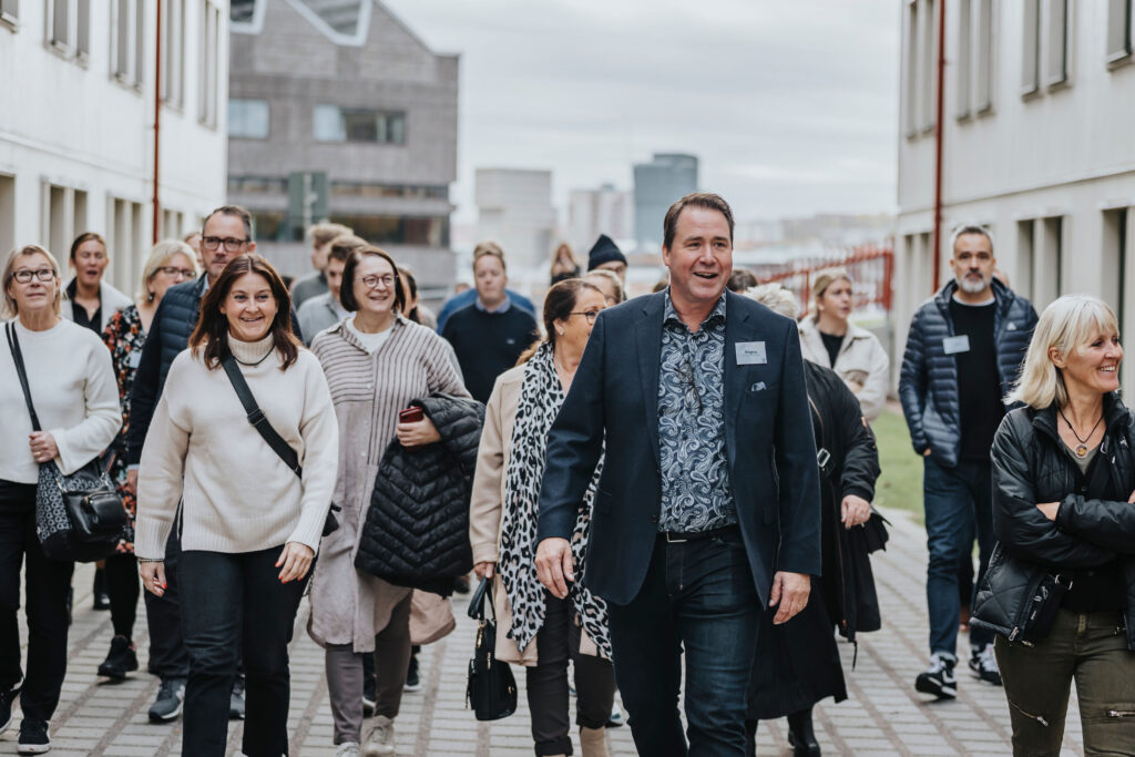 En grupp människor gåendes utomhus, fotograferade framifrån