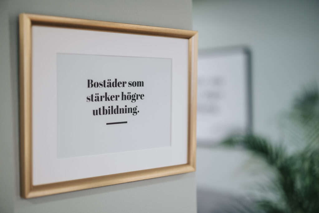 Närbild på en talve med guldram och texten Bostäder som stärker högre utbildning.