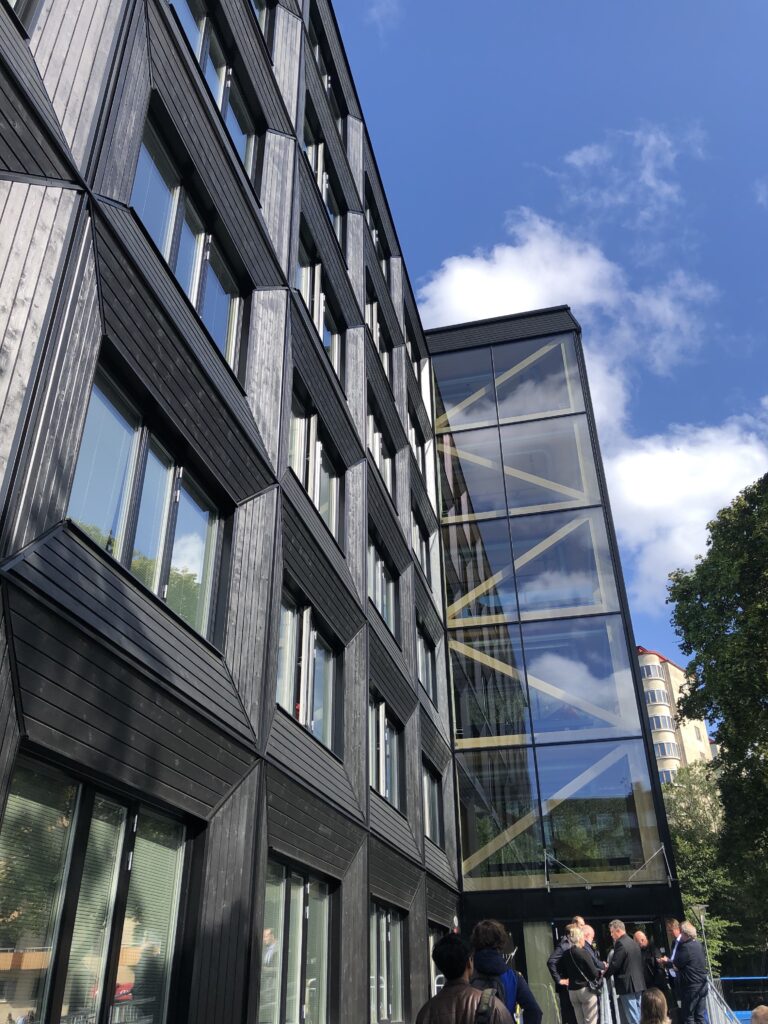 Exteriör av ett hus i svart trä och glas