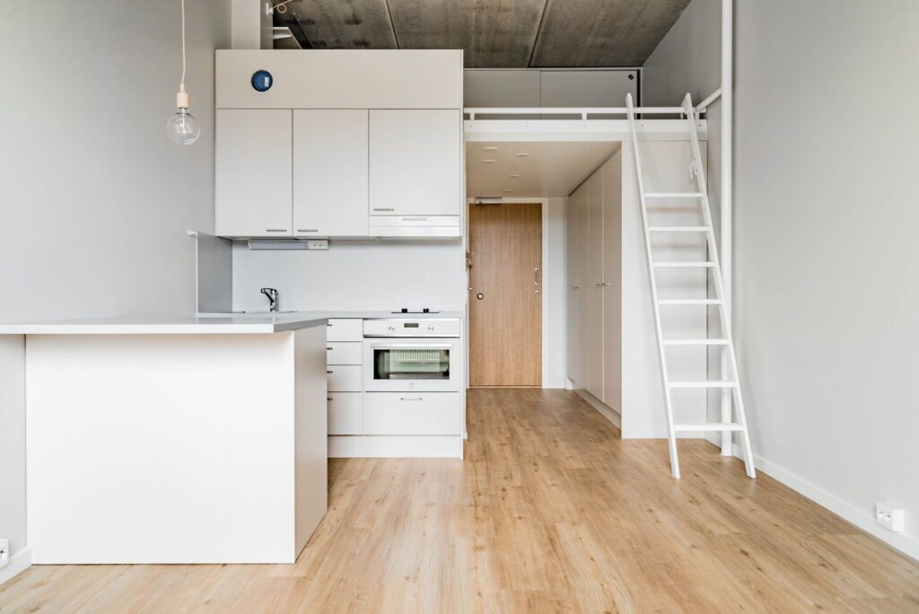 Interiör av en finsk studentbostad. Kök och sovrum på loft syns.