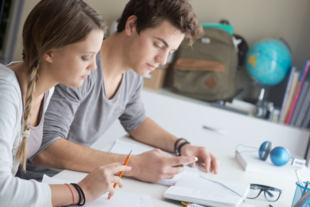 Två studenter som studerar